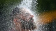 Ein Mann duscht und lässt Wasser auf sein Gesicht tropfen