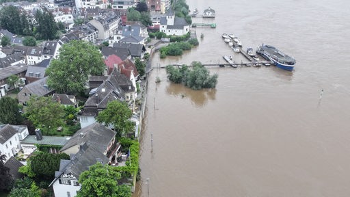 Das Wasser des Rheins steht hoch und nahe am Ufer bei den Häusern