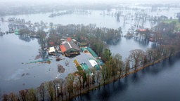  Ein Hof im Bremer Ortsteil Timmersloh steht unter Wasser 