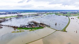 Der Klever Stadtteil Schenkenschanz ist vom Rheinhochwasser umschlossen