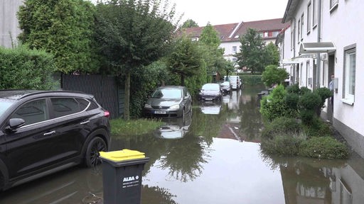 Hochwasser: Schäden an Autos und Häusern 