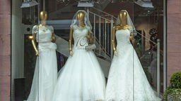 Hochzeitskleider im Schaufenster, Bayern, Deutschland