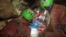 Höhlenforscherin Ottavia Piana aus der Höhle Abisso Bueno Fonteno bei Bergamo gerettet