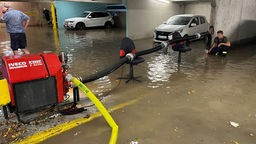 Eine Auto-Garage ist unter Wasser gesetzt worden durch das starke Unwetter.