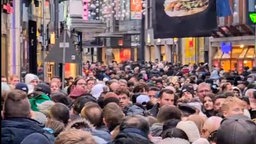 Menschenmassen auf der Hohe Straße in Köln