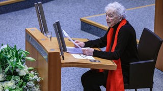 Ruth Weiss, Journalistin und Schriftstellerin, spricht während einer Gedenkstunde für die Opfer des Nationalsozialismus im Landtag von Nordrhein-Westfalen