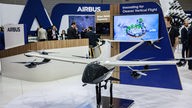 Das Modell eines Lufttaxis für die Stadt (CityAirbus) steht auf der Hubschrauber- und Drohnen-Messe European Rotors auf dem Stand von Airbus
