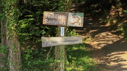 Hinweisschilder an einem Wanderweg im Nationalpark Eifel