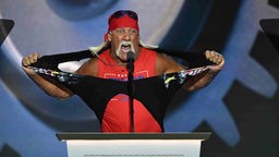 Hulk Hogan zerreißt T-Shirt und trägt Trump Shirt 