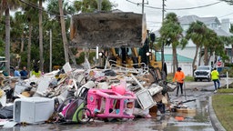 Bevor sich Hurrikan "Milton" der Westküste Floridas nähert, beseitigen Arbeiter die Trümmer des Hurrikans «Helene», der den Golf von Mexiko überflutet hatte. 