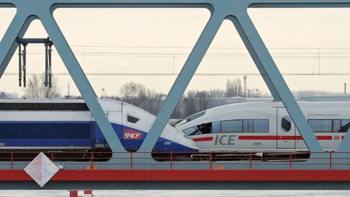 ICE und TGV fahren sich auf einer Brücke entgegen