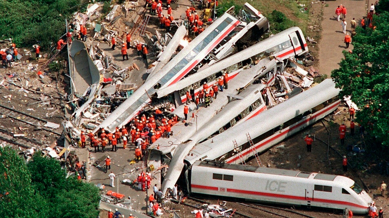 Das Archivbild vom 03.06.1998 zeigt hunderte von Helfern, die versuchen im Wrack des verunglückten ICE 884 bei Eschede in der Nähe von Celle, Opfer des Zugunglücks zu bergen.