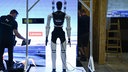 Ein menschenähnlicher  Roboter steht an einem Messestand der IFA in Berlin