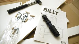 Werkzeuge und Anleitung für den Zusammenbau eines Billy-Regals