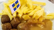  Eine Portion "Köttbullar" der Möbelkette Ikea liegt mit Pommes und Soße auf einem Teller.