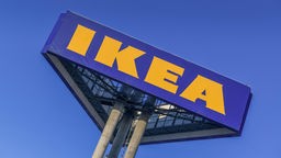 Das Schild eines IKEA Möbelhauses