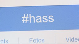 Bildausschnitt auf dem Display mit dem Text "#hass".