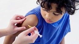 Kind bei Impfung