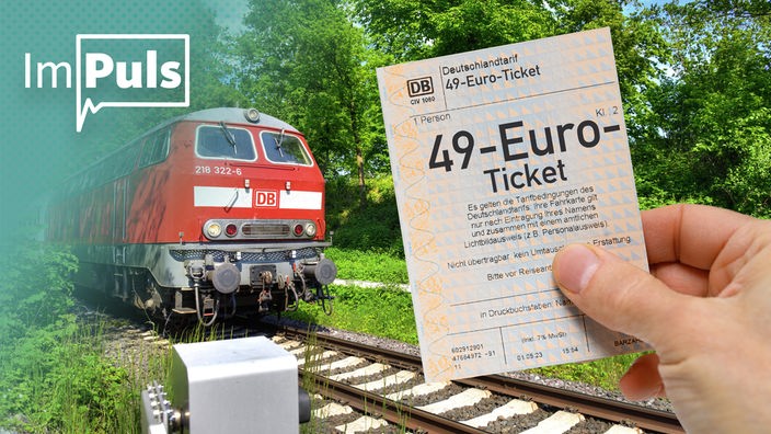 Ein 49-Euro-Ticket mit einer Bahn im Hintergrund.