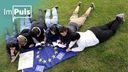 Erstwähler informieren sich über die Europawahl