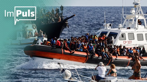 Flüchtlinge auf einem überfüllten Boot vor der Küste von Lampedusa.