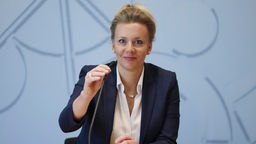 NRW-Kulturministerin Ina Brandes bei einer Pressekonferenz.