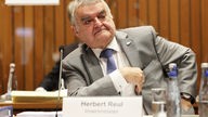 Innenminister Herbert Reul lehnt sich in seinem Stuhl zurück