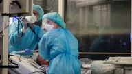Ein Facharzt und eine Intensivpflegerin intubieren einen Covid-19-Patienten auf der Intensivstation der Leipziger Uniklinik.