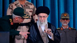 Ali Khamenei bei einer Zeremonie in Teheran am 03.10.2022