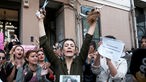 Nasibe Samsaei, eine in der Türkei lebende Iranerin, schneidet während einer Protestaktion nach dem Tod von Mahsa Amini vor dem iranischen Konsulat in Istanbul die Haare ab.