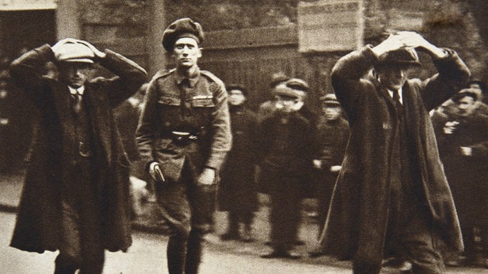 Britischer Soldat führt 1920 in Dublin zwei verhaftete Sinn-Fein-Mitglieder ab	