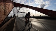Sportler auf der Radstrecke beim IRONMAN 70.3 in Duisburg