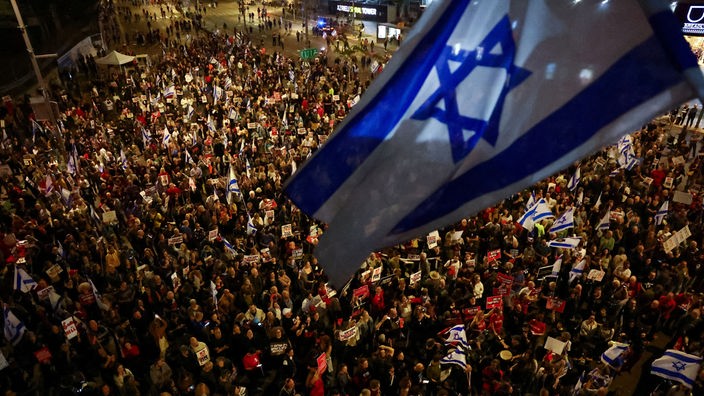Tausende Menschen demonstrieren in Tel Aviv gegen Premierminister Benjamin Netanyahu