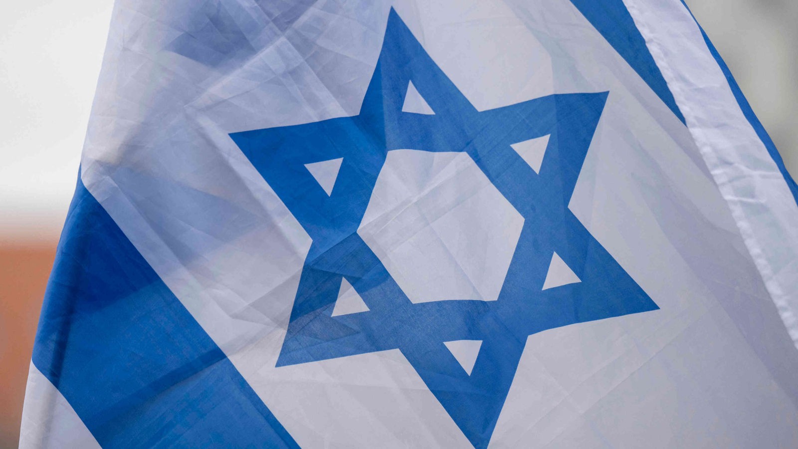 Israel-Fahnen in NRW: vom Mast gerissen, gestohlen, verbrannt - Nachrichten  - WDR