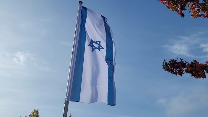 Israel-Flagge vor blauem Himmel