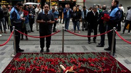Menschen haben Blumen am Tatort in Istanbul abgelegt