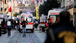 Polizei und Rettungskräfte arbeiten am Tatort nach einer Explosion in der belebten Fußgängerzone Istiklal in Istanbul