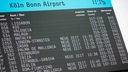 Das Anzeigendisplay am Köln Bonner Flughafen zeigt die Verspätungen an.
