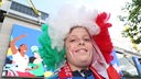 Italien-Fan posiert mit Italien-Perücke und Bemalung