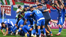 Spieler der italienischen Fußball-Nationalmannschaft jubeln über den Einzug ins Achtelfinale der EM.