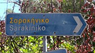 Ein Straßenschild mit der Aufschrift Sarakiniko.