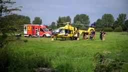 Einsatzkräfte des ADAC und des Rettungsdienstes sind vor Ort in einem Waldgebiet in Lippstadt, wo sich der Jagdunfall ereignete.