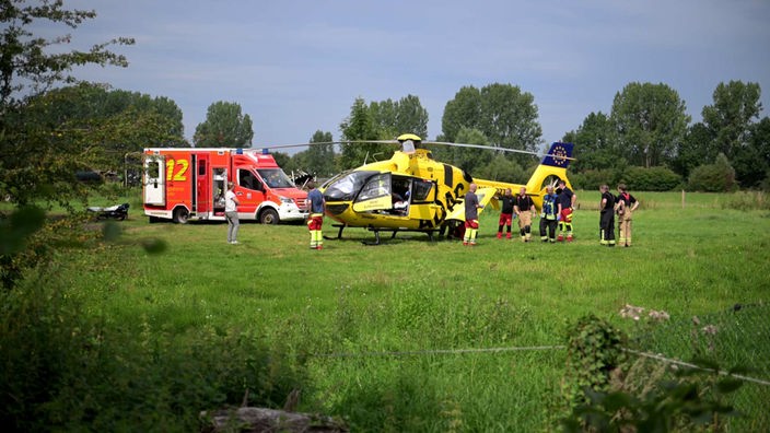 Einsatzkräfte des ADAC und des Rettungsdienstes sind vor Ort in einem Waldgebiet in Lippstadt, wo sich der Jagdunfall ereignete.