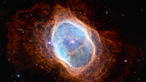 Ein heller Stern im Zentrum von NGC 3132, der bei Betrachtung durch das James-Webb-Weltraumteleskop (JWST) im Nahinfrarotlicht hervorsticht. 