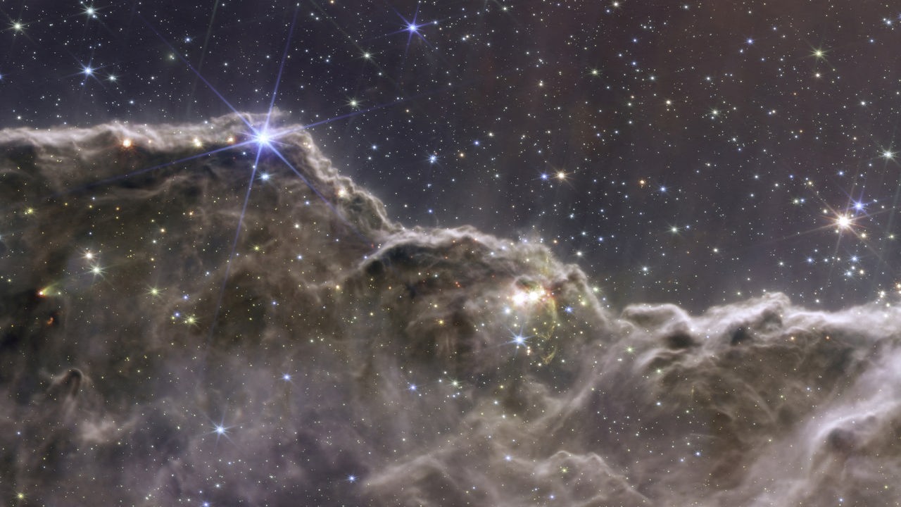 Die „kosmischen Klippen“ des Carina-Nebels sind auf einem Bild zu sehen mit Daten des James-Webb-Weltraumteleskops der NASA