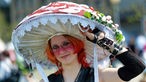 Eine Cosplayerin zeigt beim 20. Japan-Tag ihr Kostüm den Zuschauern und Fotografen.