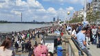 Düsseldorfer Rheinufer mit Menschenmenge am Japan-Tag