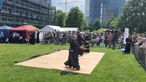 Ein Verein für japanische Kampfkunst zeigt einstudierte Kampfszenen