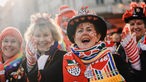 Nordrhein-Westfalen, Köln: Weibliche Jecken feiern vor Beginn des Umzugs auf der Straße