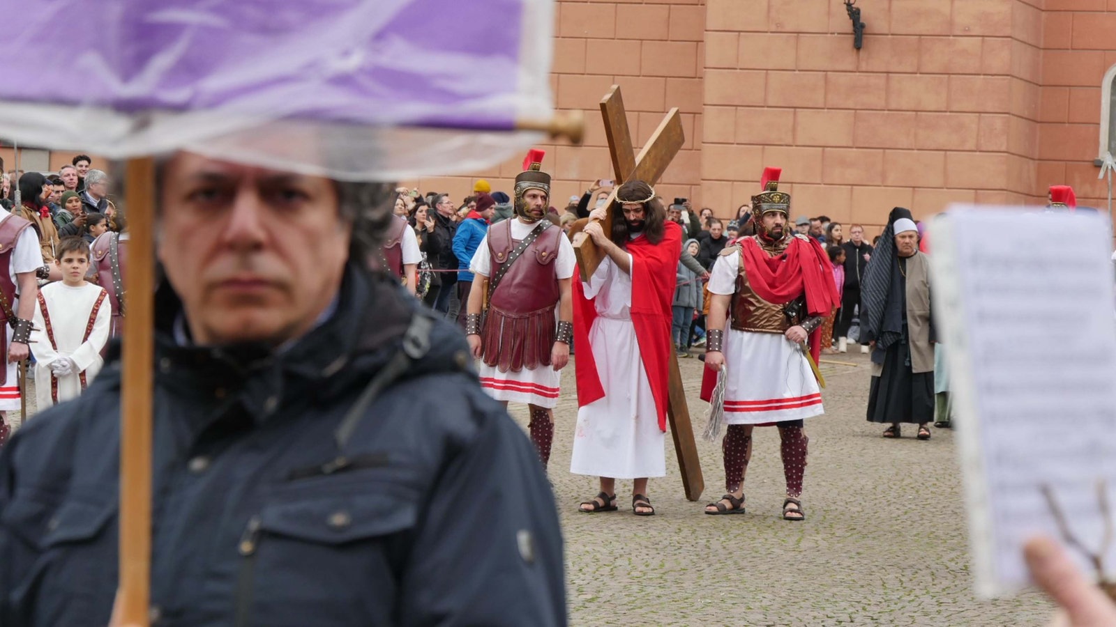 Good Friday procession - The Way of the Cross leads through Wuppertal ...